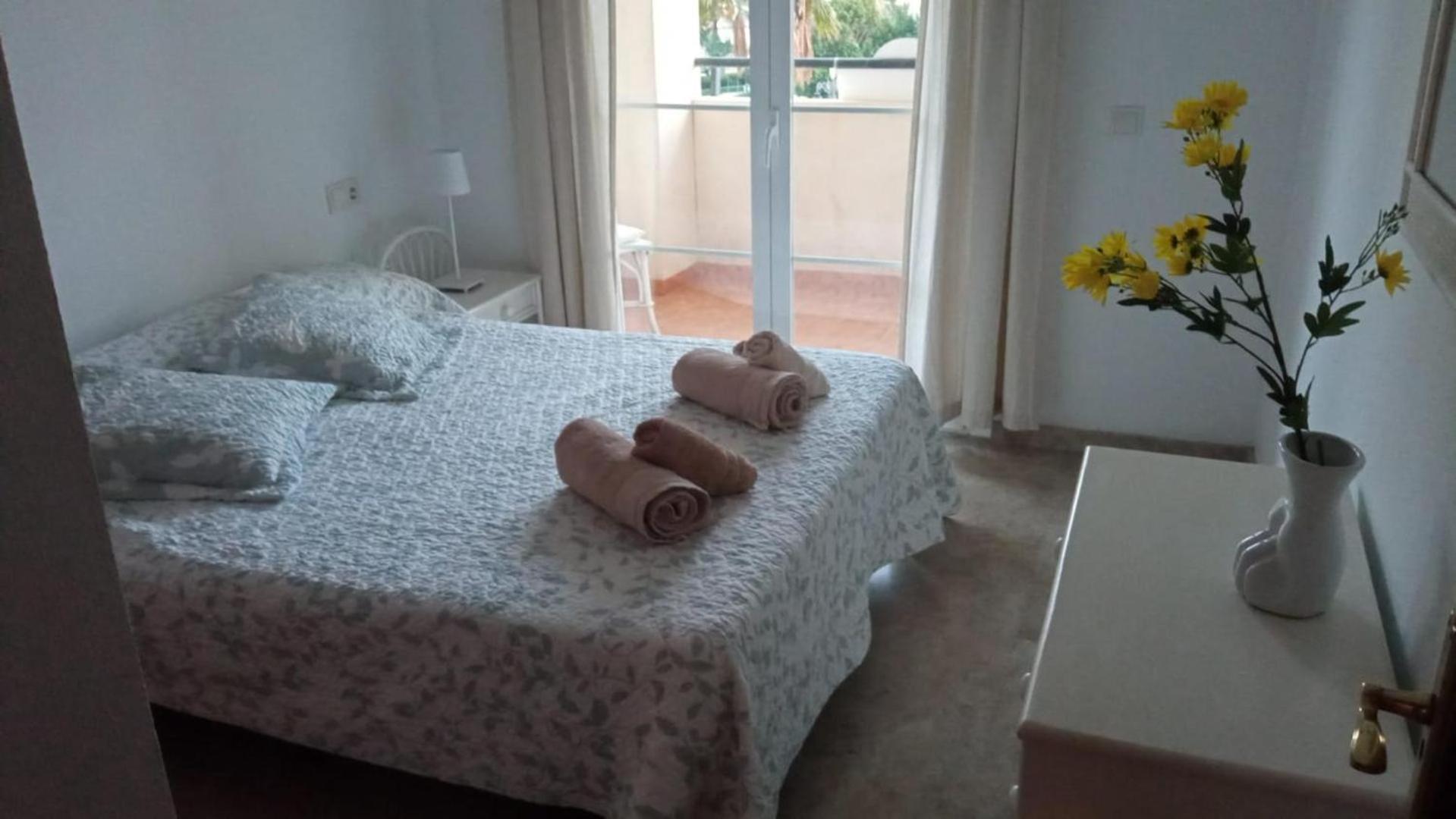 Central 2-Bed Apartment In Estepona Port Exterior photo